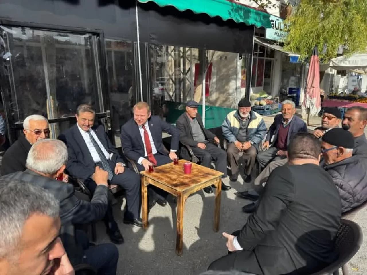 Yeşil Hisar Kaymakamı Adıgüzel, Vatandaşlarla Çay Ocağında Bir Araya Geldi Yeşil Hisar Kaymakamı Adıgüzel, Vatandaşlarla Çay Ocağında Bir Araya Geldi
