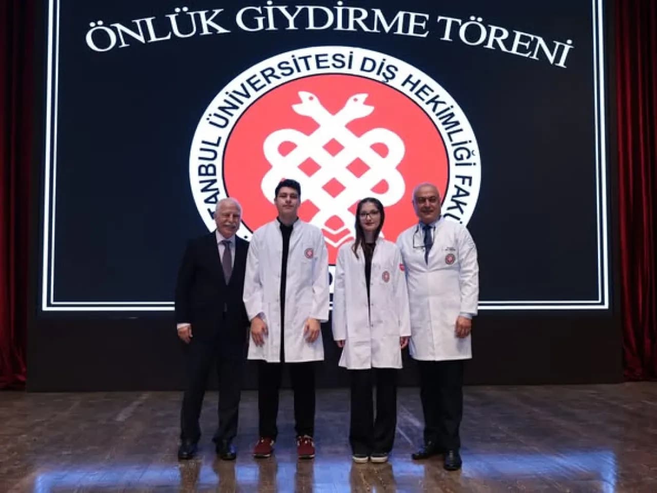 İstanbul Üniversitesi Diş Hekimliği Fakültesi'nde Anlamlı Önlük Giydirme Töreni İstanbul Üniversitesi Diş Hekimliği Fakültesi'nde Anlamlı Önlük Giydirme Töreni