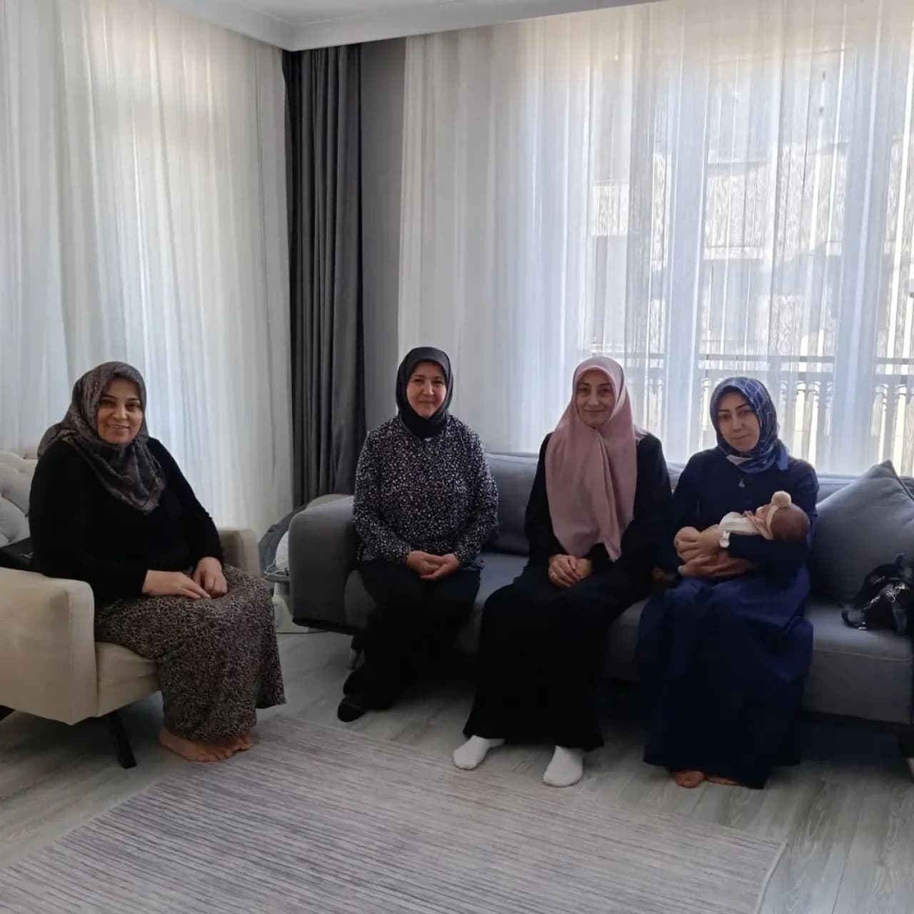 AK Parti Kadın Kolları Avcılar'dan Yeni Doğan Bebek için Hayırlı Olsun Ziyareti AK Parti Kadın Kolları Avcılar'dan Yeni Doğan Bebek için Hayırlı Olsun Ziyareti
