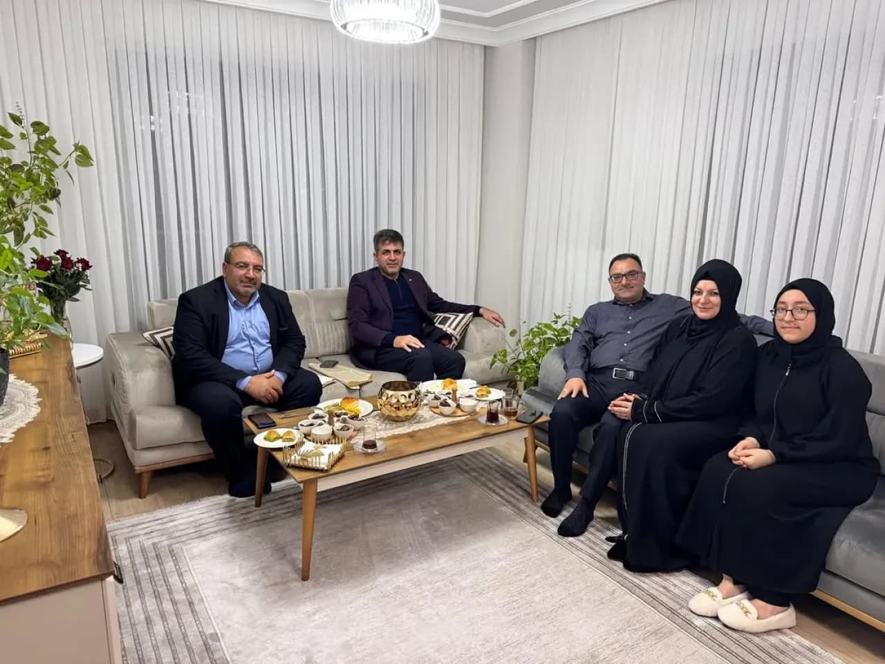AK Parti Bağcılar İlçe Başkanı, Umre Dönüşü Asuman Zirek'i Ziyaret Etti AK Parti Bağcılar İlçe Başkanı, Umre Dönüşü Asuman Zirek'i Ziyaret Etti
