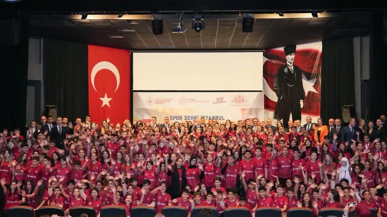 İstanbul'da Öğrencilere Spor Malzemesi Desteği: Esenyurt'ta Forma Dağıtım Töreni İstanbul'da Öğrencilere Spor Malzemesi Desteği: Esenyurt'ta Forma Dağıtım Töreni