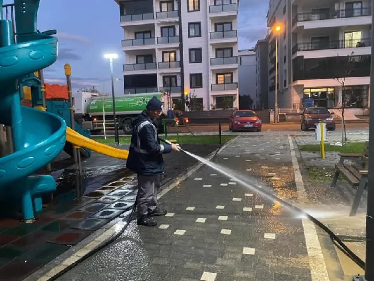 Edremit Belediyesi Parkları Gece Temizliği ile Yeni Güne Hazırlıyor