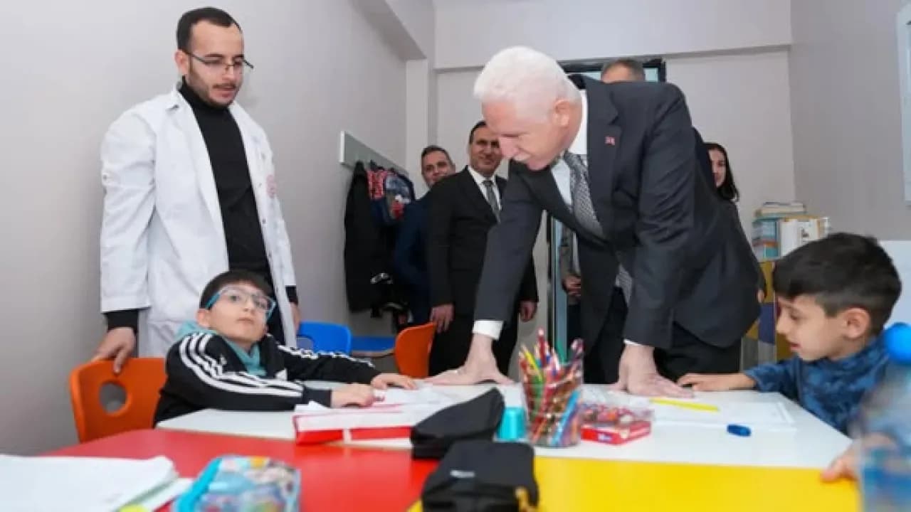 İstanbul Valisi Davut Gül, Dünya Engelliler Günü'nde Özel Eğitim Okulunu Ziyaret Etti