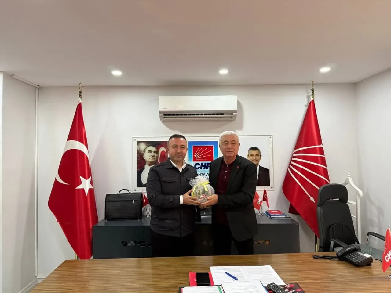 Antalya Şoförler Odası Başkan Adayı Özçelik'ten CHP İl Başkanı Kamacı'ya Hayırlı Olsun Ziyareti Antalya Şoförler Odası Başkan Adayı Özçelik'ten CHP İl Başkanı Kamacı'ya Hayırlı Olsun Ziyareti
