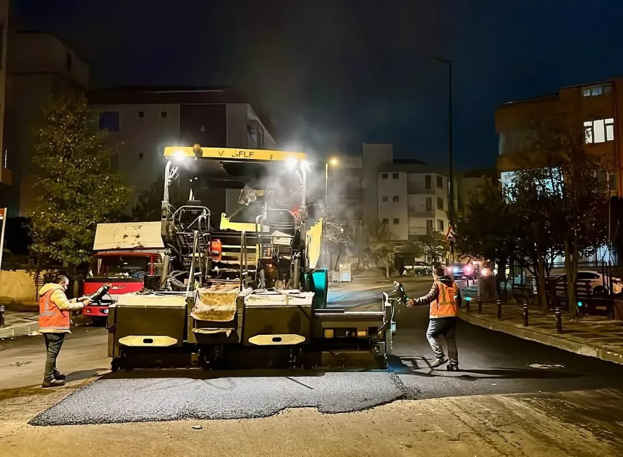 Ümraniye'de Cadde ve Sokaklarda Asfalt Yenileme Çalışmaları Hızla İlerliyor Ümraniye'de Cadde ve Sokaklarda Asfalt Yenileme Çalışmaları Hızla İlerliyor