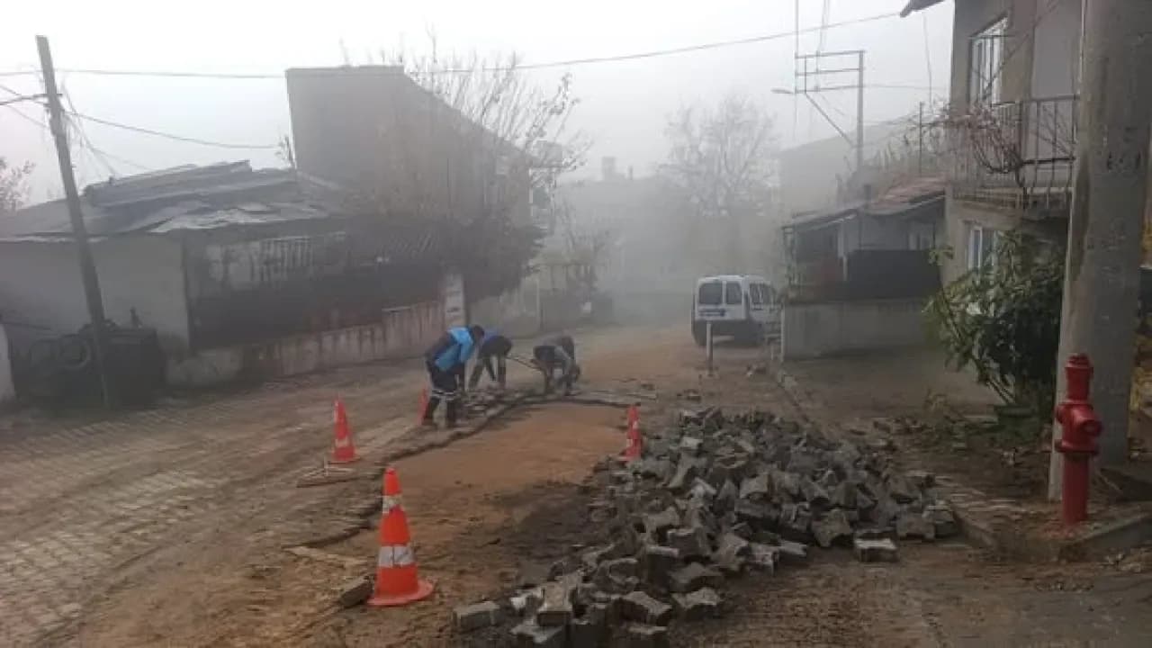 Dursunbey Belediyesi Fen İşleri Ekipleri İlçenin 10 Noktasında Çalışmalarını Sürdürüyor