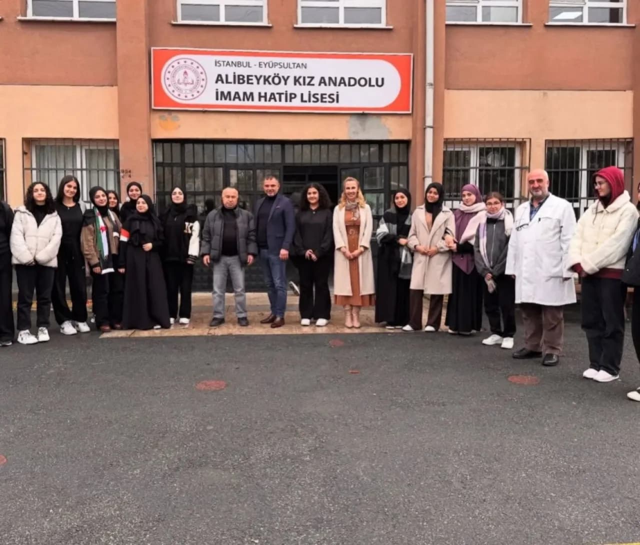 AK Parti Eyüpsultan'dan Alibeyköy Kız İmam Hatip Lisesi'ne Anlamlı Ziyaret AK Parti Eyüpsultan'dan Alibeyköy Kız İmam Hatip Lisesi'ne Anlamlı Ziyaret