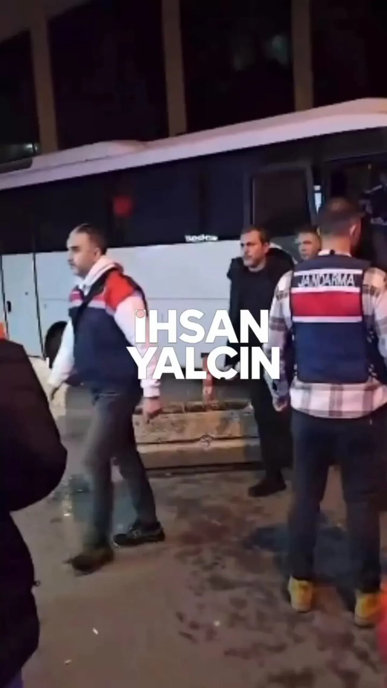 Gazeteci Mehmet Akif Ersoy'un Gözaltı Görüntüleri Yayınlandı Gazeteci Mehmet Akif Ersoy'un Gözaltı Görüntüleri Yayınlandı