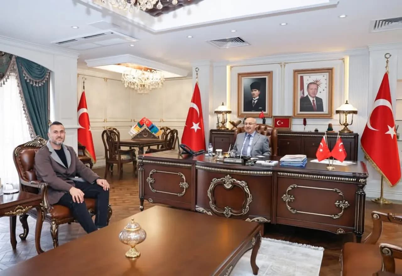 Adana Valisi Köşger, Eski Futbolcu İsmail Şahmalı'yı Kabul Etti Adana Valisi Köşger, Eski Futbolcu İsmail Şahmalı'yı Kabul Etti