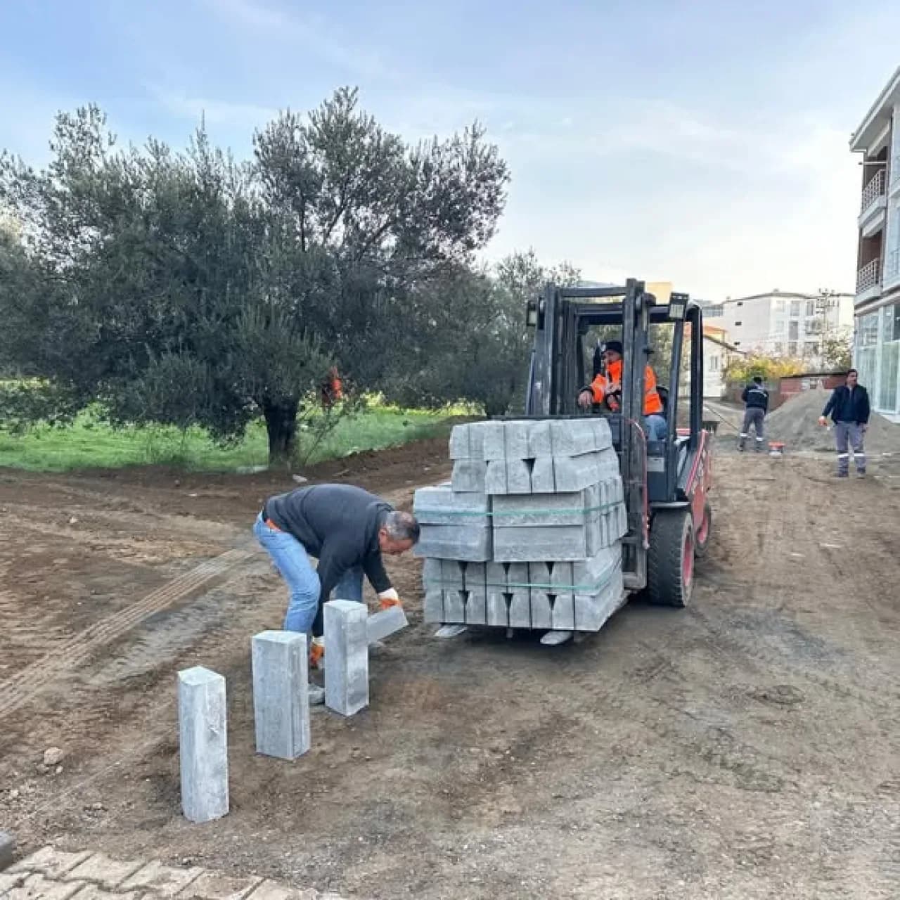 Edremit'te Kadıköy Mahallesi'nde Yol ve Kaldırım Düzenleme Çalışmaları Başladı Edremit'te Kadıköy Mahallesi'nde Yol ve Kaldırım Düzenleme Çalışmaları Başladı