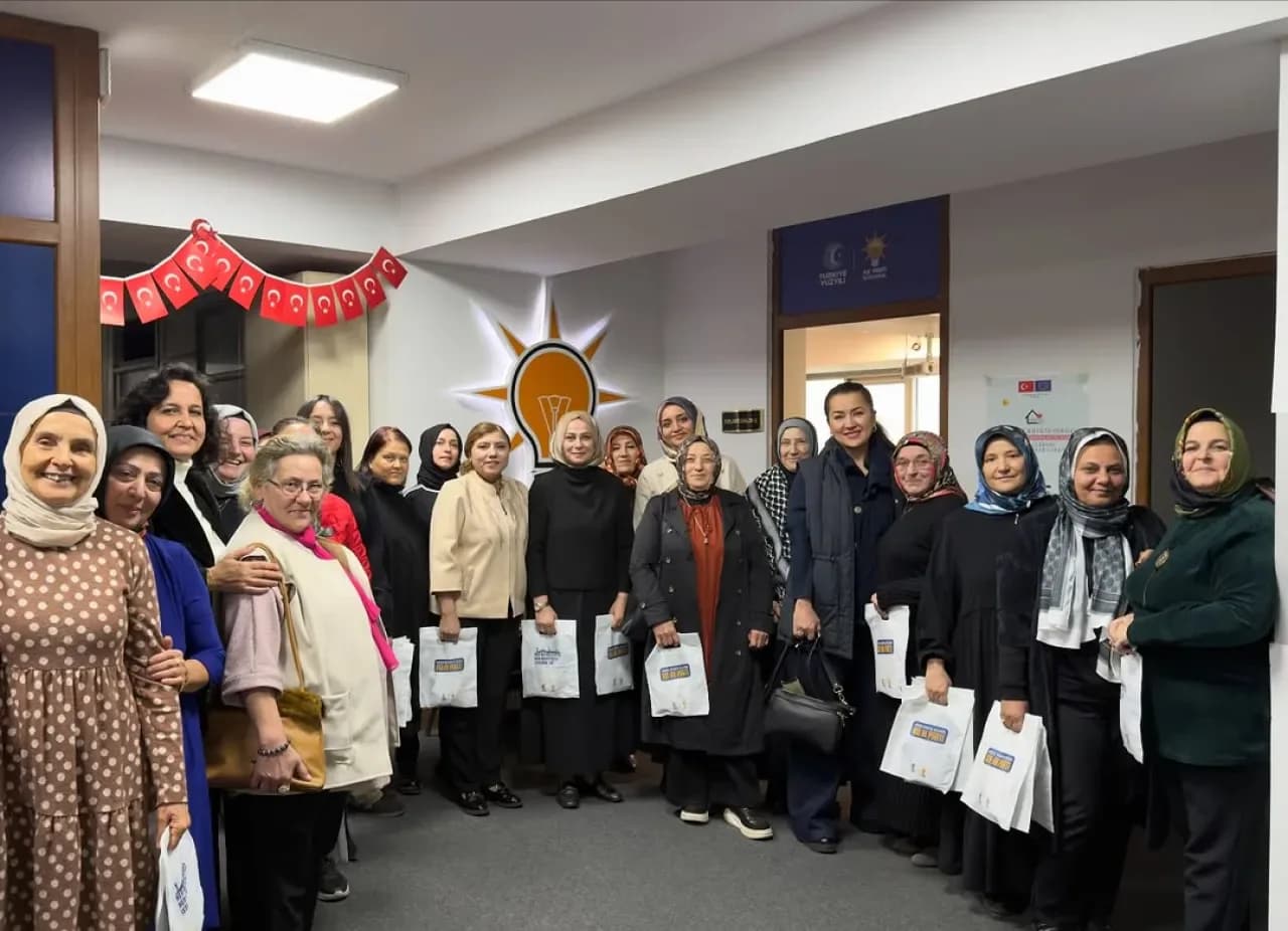 AK Parti İstanbul Kadın Kolları Ataşehir'de Esnaf Ziyareti Gerçekleştirdi AK Parti İstanbul Kadın Kolları Ataşehir'de Esnaf Ziyareti Gerçekleştirdi