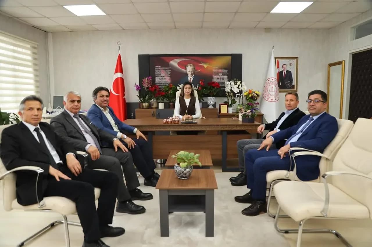 Gölbaşı İlçe Milli Eğitim Müdürü Serap Yılmaz, Eğitim Bir Sen Temsilcisini Makamında Ağırladı