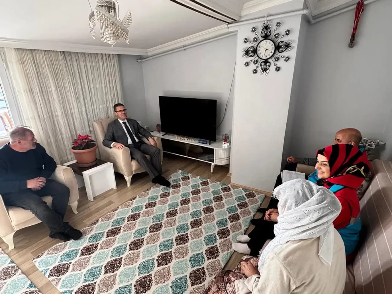 Avcılar Kaymakamlığı, Aile Ziyaretleriyle Vatandaşların İhtiyaçlarını Yerinde Tespit Ediyor