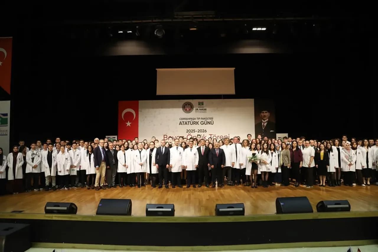 İÜC Cerrahpaşa Tıp Fakültesi'nde Beyaz Önlük Giyme Töreni Coşkusu İÜC Cerrahpaşa Tıp Fakültesi'nde Beyaz Önlük Giyme Töreni Coşkusu