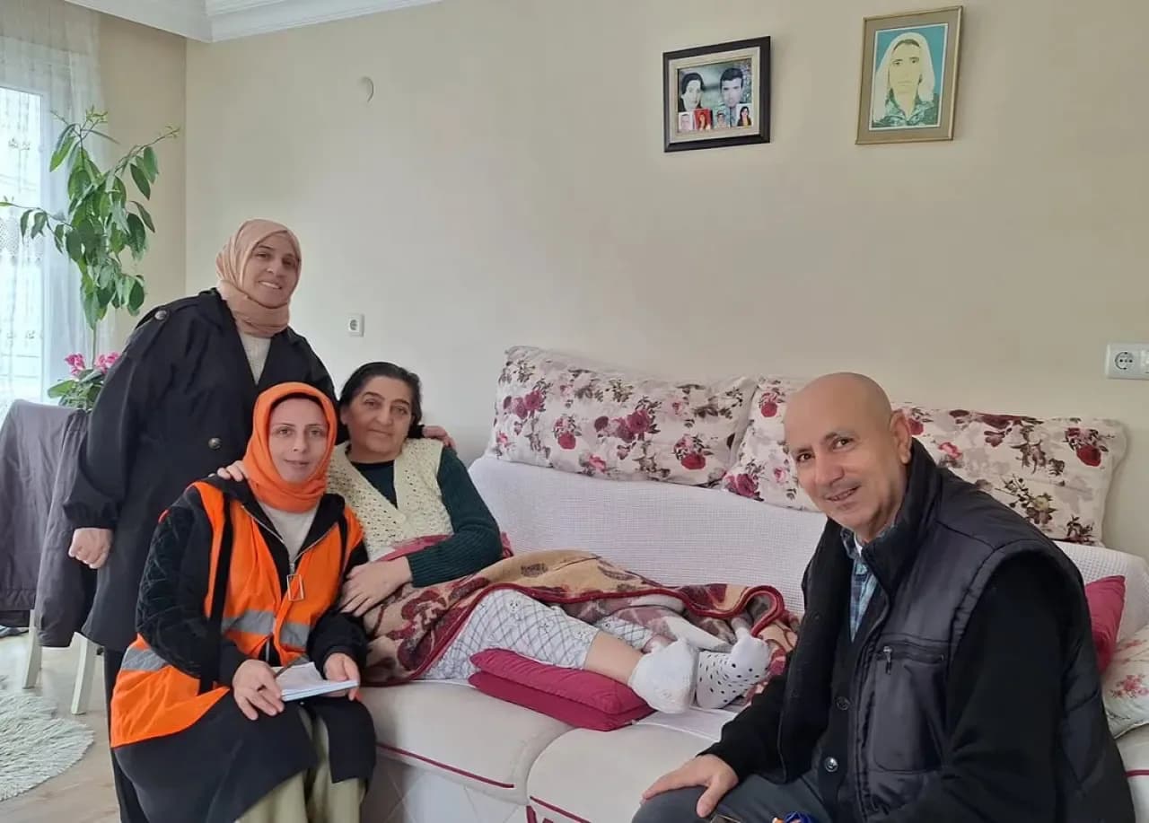 AK Kadın Kolları Çayırova'da Komşu Ziyaretleri ve Üye Kayıt Çalışması Yaptı AK Kadın Kolları Çayırova'da Komşu Ziyaretleri ve Üye Kayıt Çalışması Yaptı