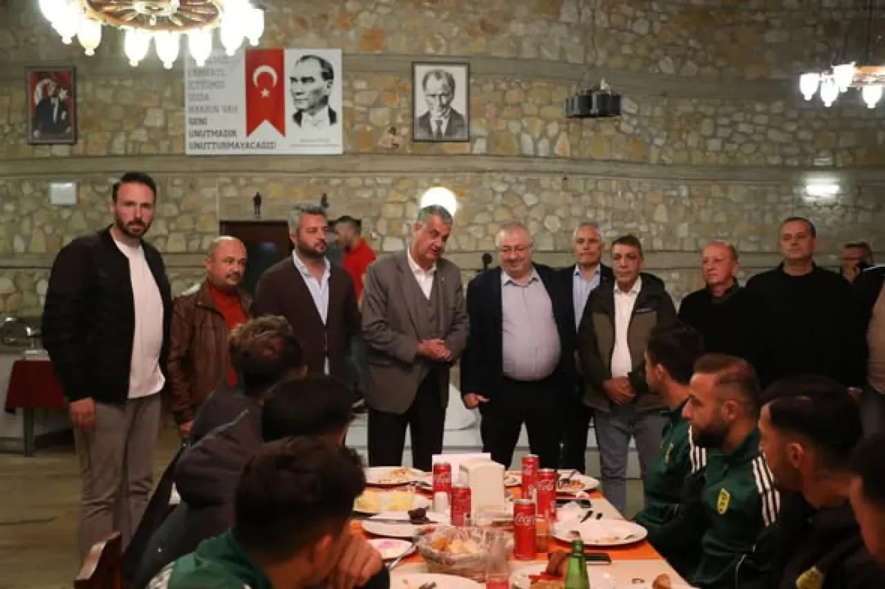 Edremitspor, Gaziemir GSK Maçı Öncesi Moral Yemeğinde Buluştu