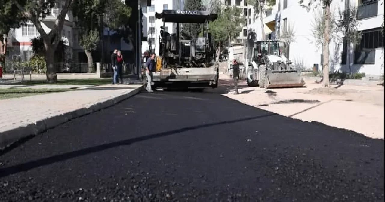 Bayraklı'da Yol Yapım Seferberliği: Osmangazi Mahallesi'nde Asfalt Çalışmaları Başladı