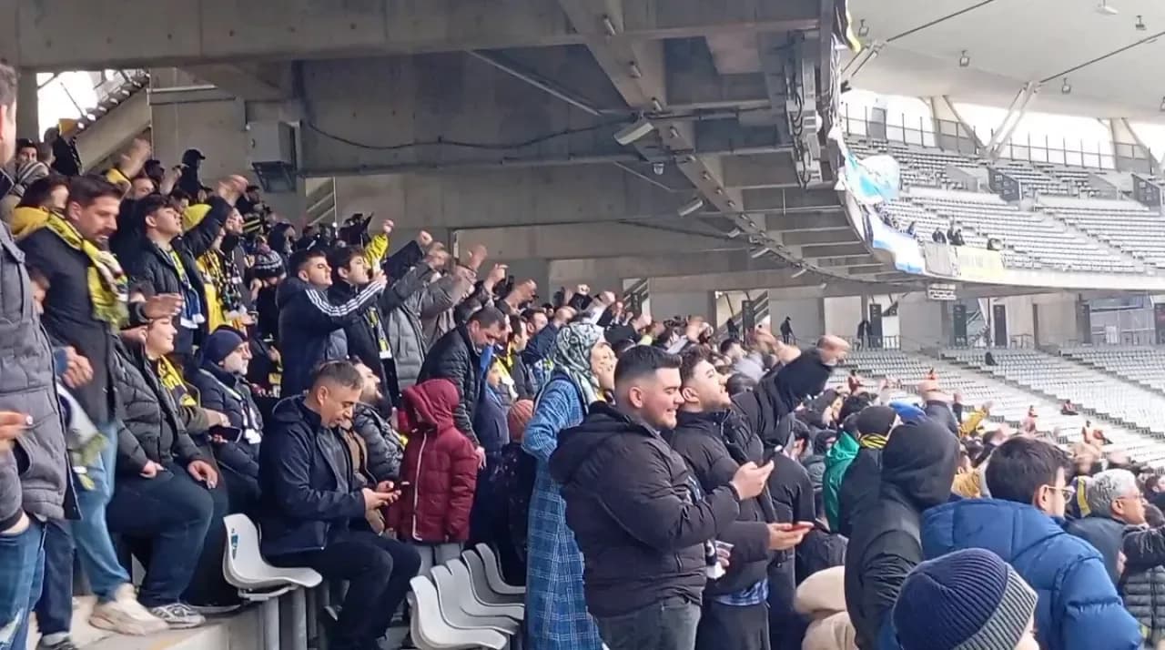 Fenerbahçe Taraftarları Sadettin Saran'a Destek Tezahüratı Yaptı Fenerbahçe Taraftarları Sadettin Saran'a Destek Tezahüratı Yaptı