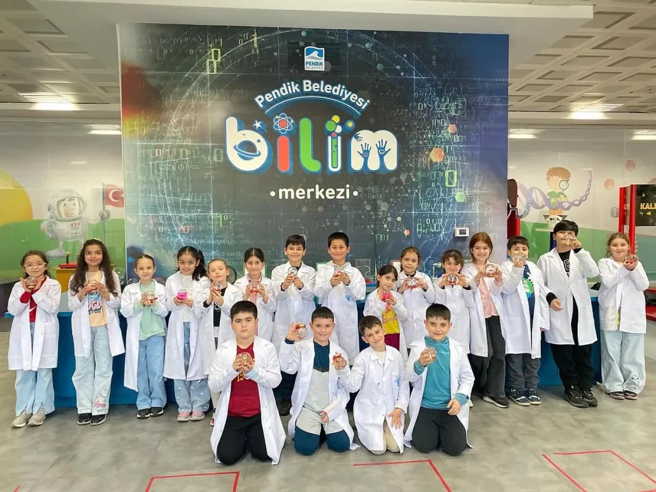 Pendik'te Genç Mucitler Kar Küresi Atölyesinde Hayal Güçlerini Konuşturdu