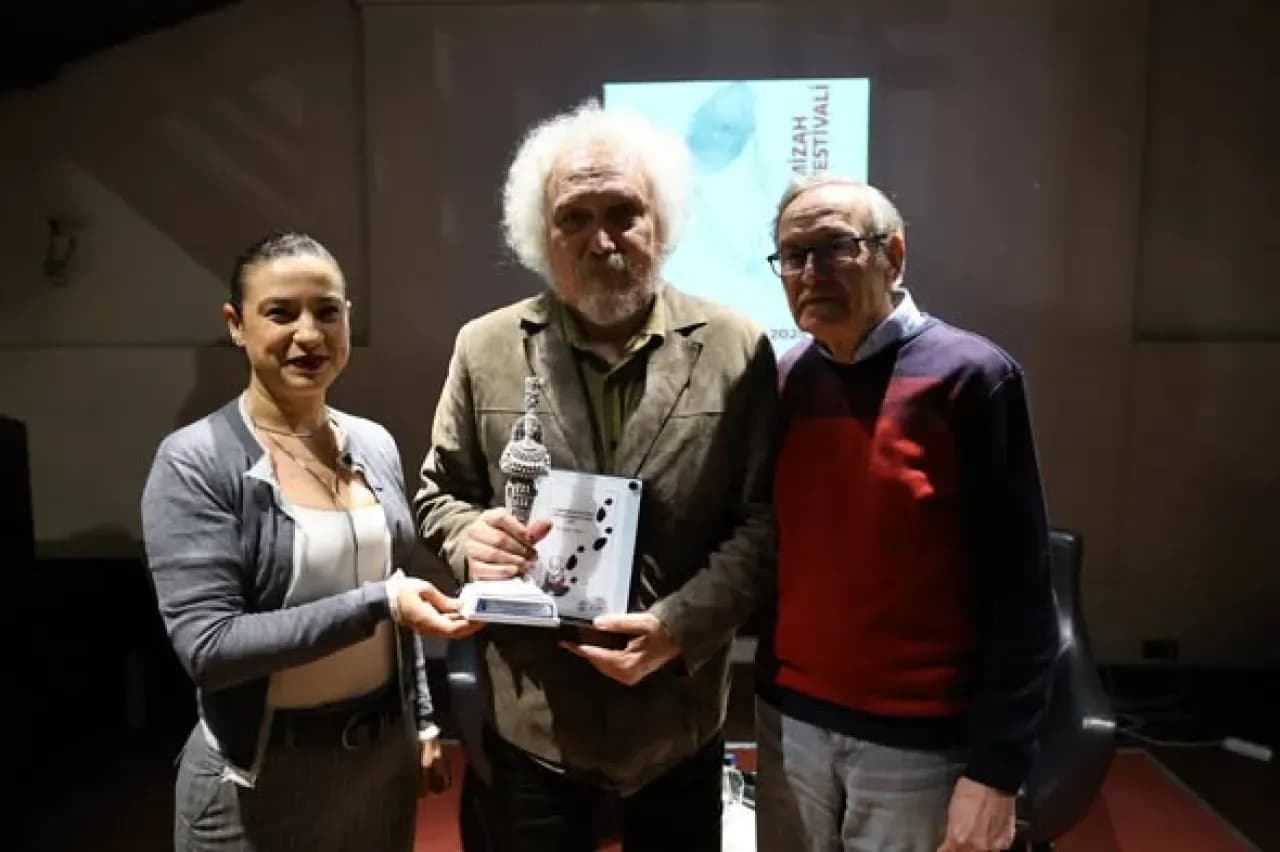 9. İzmir Mizah Festivali'nde "Bak Postacı Geliyor" ve Güçlü Mizah Söyleşileri 9. İzmir Mizah Festivali'nde "Bak Postacı Geliyor" ve Güçlü Mizah Söyleşileri