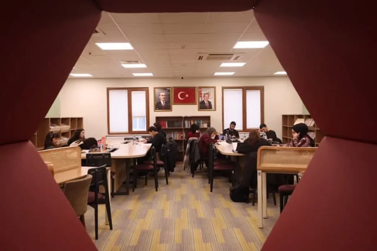Bağcılar'da Gençler, Ateştuğla Kütüphanesi'nde Geleceğe Hazırlanıyor Bağcılar'da Gençler, Ateştuğla Kütüphanesi'nde Geleceğe Hazırlanıyor
