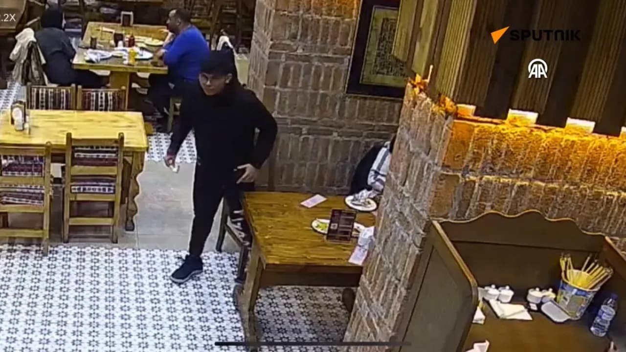 Kayseri'de Turistin 50 Euro Bahşiş Hatası: Garsonun Dürüstlüğü Konuşuluyor Kayseri'de Turistin 50 Euro Bahşiş Hatası: Garsonun Dürüstlüğü Konuşuluyor