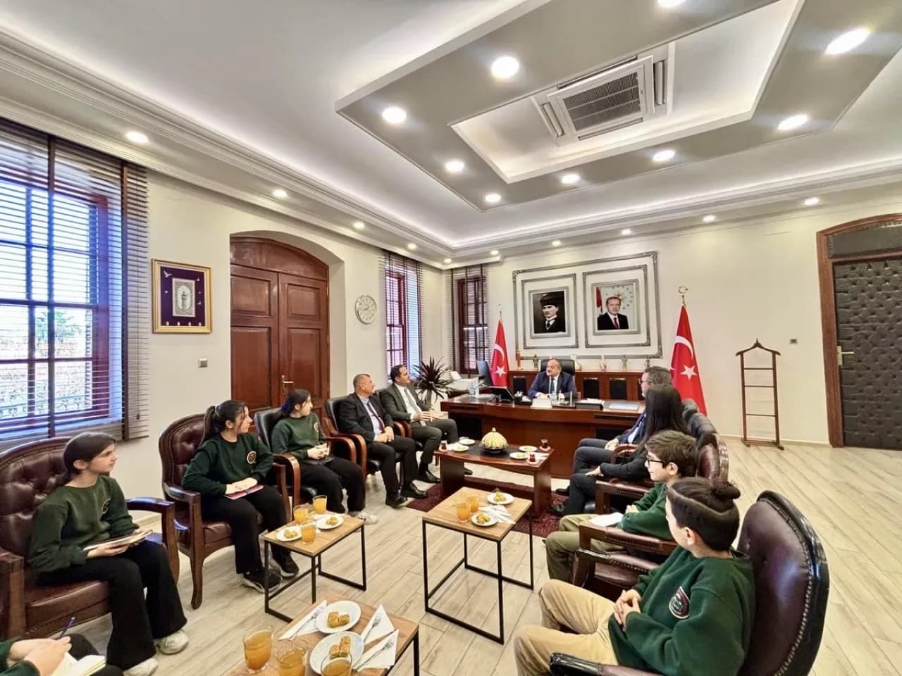 Seyhan'da Eğitimciler ve Öğrenciler Kaymakam İnci ile Röportaj Yaptı Seyhan'da Eğitimciler ve Öğrenciler Kaymakam İnci ile Röportaj Yaptı