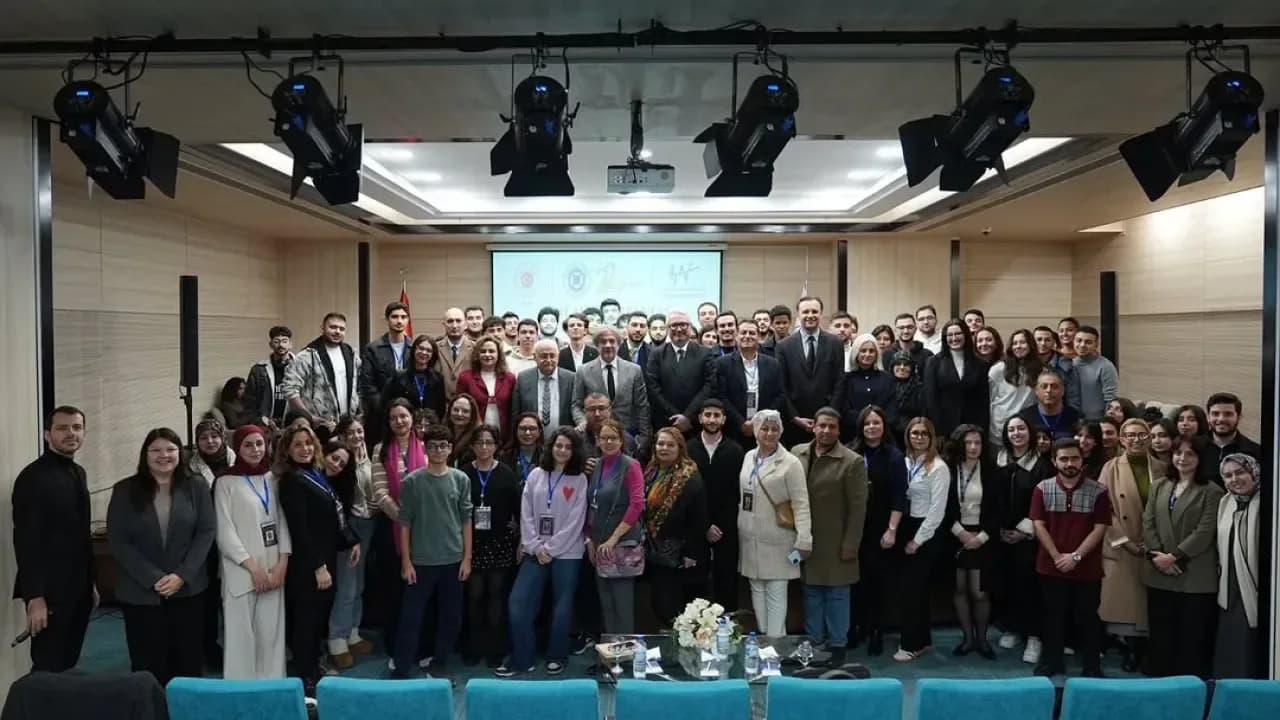 Tunus Büyükelçisi Demircan, Gençlerle "Ortak Akdeniz Hikayeleri"ni Konuştu Tunus Büyükelçisi Demircan, Gençlerle "Ortak Akdeniz Hikayeleri"ni Konuştu