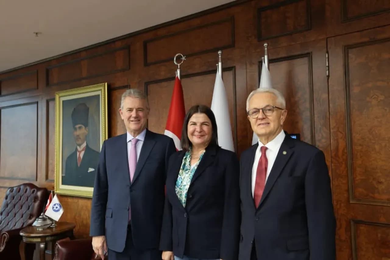 Foça Belediye Başkanı Saniye Bora Fıçı, İzmir Ticaret Odası Liderleriyle Görüştü Foça Belediye Başkanı Saniye Bora Fıçı, İzmir Ticaret Odası Liderleriyle Görüştü
