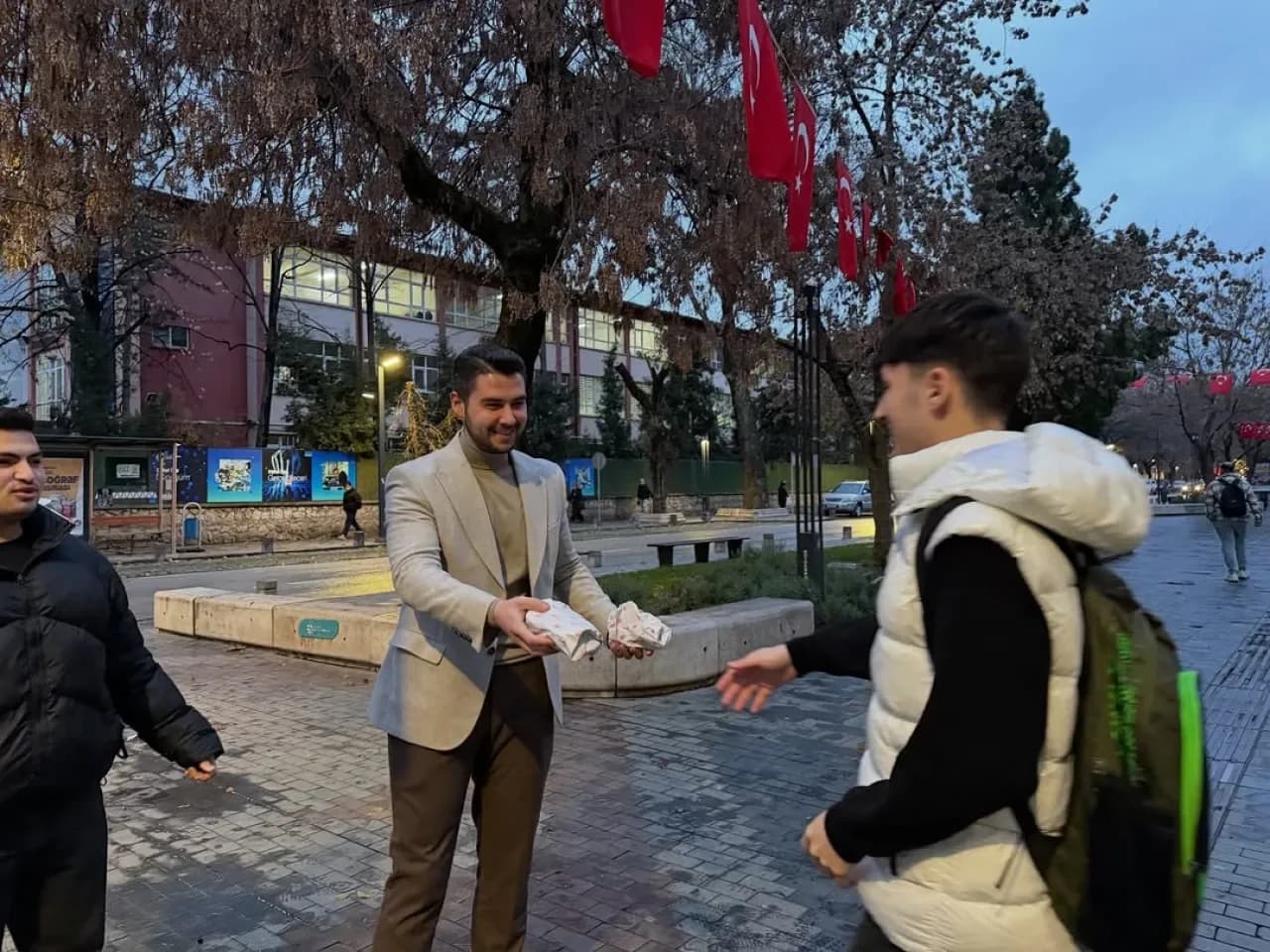 Ak Genç İzmit, Okula Koşturan Öğrencilere Sabah Keyfi Yaşattı