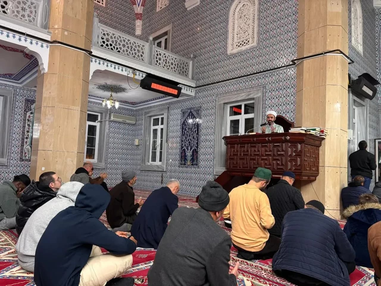 Çatalca'da Regaib Kandili Coşkusu: Gençlerin Okuduğu Kur'an-ı Kerim ile Gönüller Huzur Buldu Çatalca'da Regaib Kandili Coşkusu: Gençlerin Okuduğu Kur'an-ı Kerim ile Gönüller Huzur Buldu