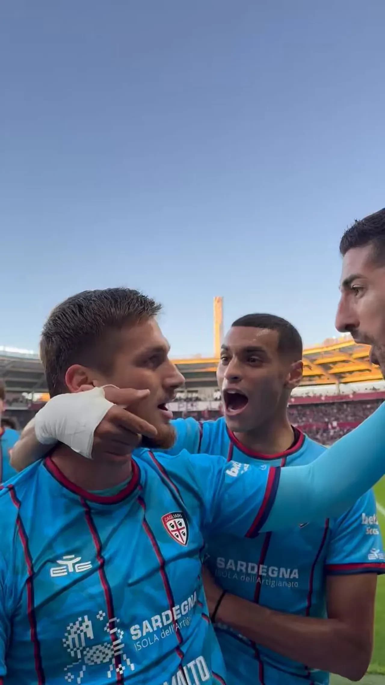 Beşiktaş'ın Genç Yıldızı Semih Kılıçsoy'a Takım Arkadaşından İlginç Yakıştırma: "Kardeşim, Sen Delisin!" Beşiktaş'ın Genç Yıldızı Semih Kılıçsoy'a Takım Arkadaşından İlginç Yakıştırma: "Kardeşim, Sen Delisin!"