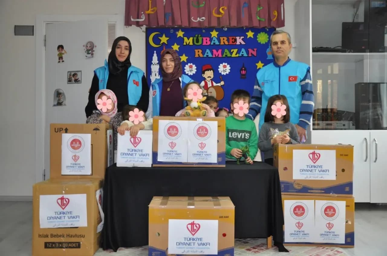 Balıkesir'de Minik Ellerden Büyük Ramazan Yardımı: Paketlere Sevgi Notları Eklendi Balıkesir'de Minik Ellerden Büyük Ramazan Yardımı: Paketlere Sevgi Notları Eklendi