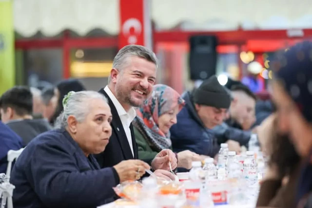 İzmir Buca'da Ramazan Coşkusu: Şirinyer Düğün Salonu'nda İftar Sofraları Kuruldu