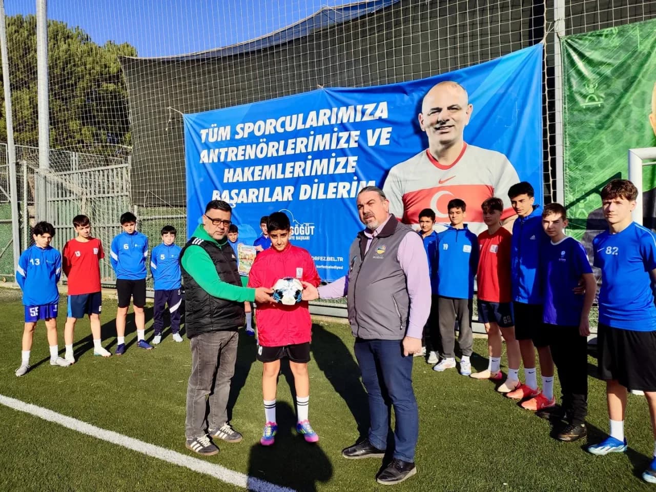 Körfez'de Atık Piller Futbol Topuna Dönüştü: Sporcular Çevre İçin Top Attı Körfez'de Atık Piller Futbol Topuna Dönüştü: Sporcular Çevre İçin Top Attı