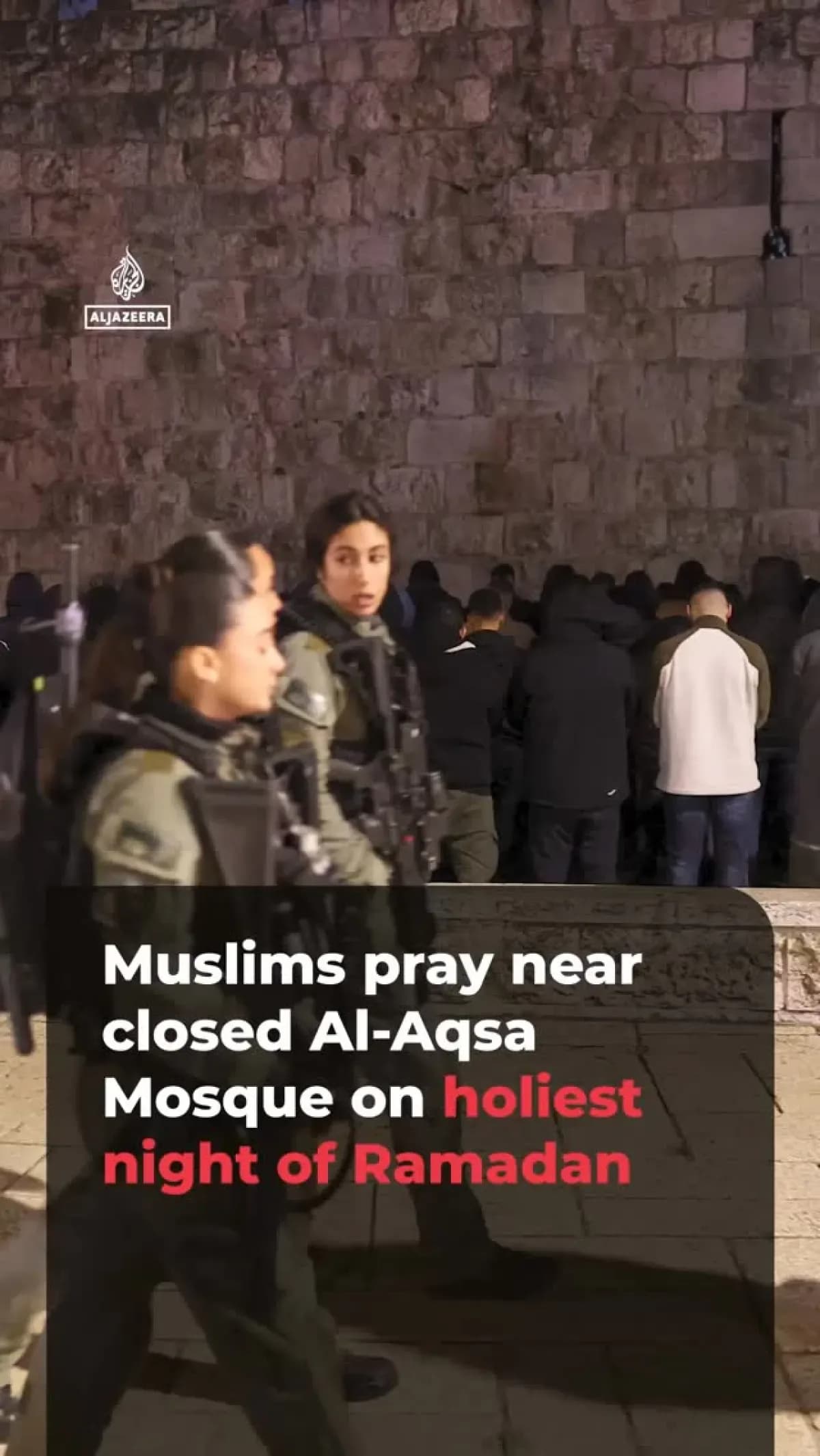 İsrail Yönetimi Aksa'ya Girişi Kapatınca, Müslümanlar Kutsal Geceyi Sokaklarda İbadetle Karşıladı İsrail Yönetimi Aksa'ya Girişi Kapatınca, Müslümanlar Kutsal Geceyi Sokaklarda İbadetle Karşıladı