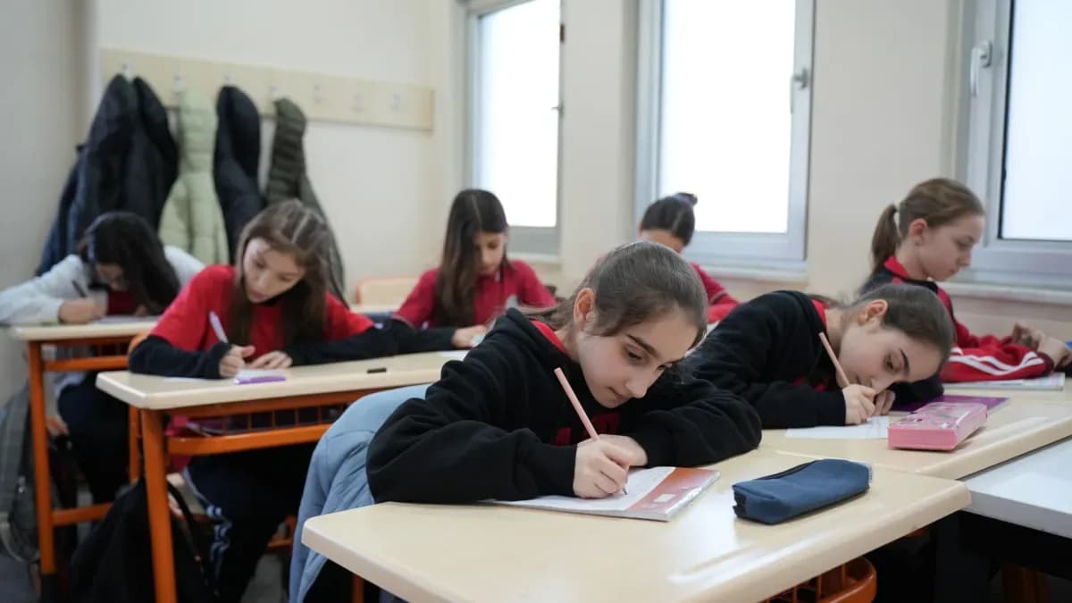 Bilgi Evleri Bağcılar'da İyilik Kumbarası Etkinliği Öğrencilere İyiliği Aşıladı