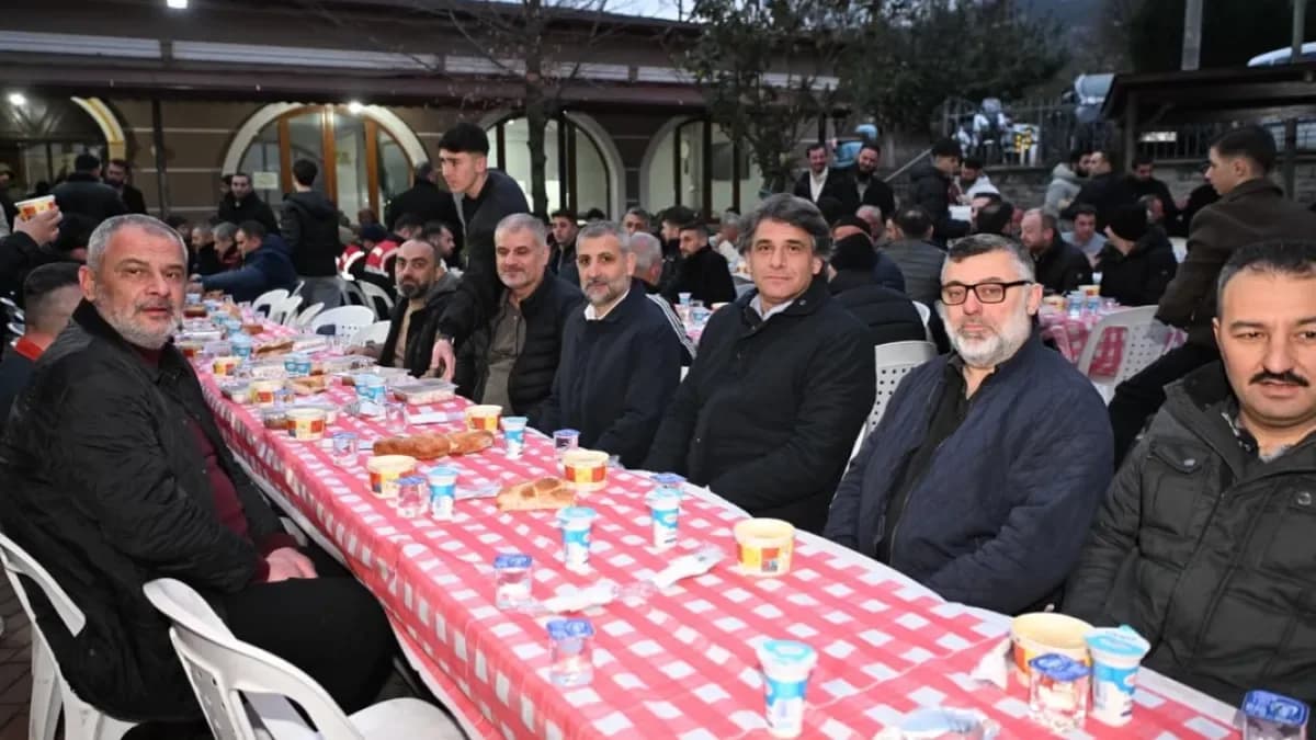 Kartepe'de Kadir Gecesi Coşkusu: Başkan Kocaman Nusretiye'de Hemşehrileriyle Bir Araya Geldi Kartepe'de Kadir Gecesi Coşkusu: Başkan Kocaman Nusretiye'de Hemşehrileriyle Bir Araya Geldi