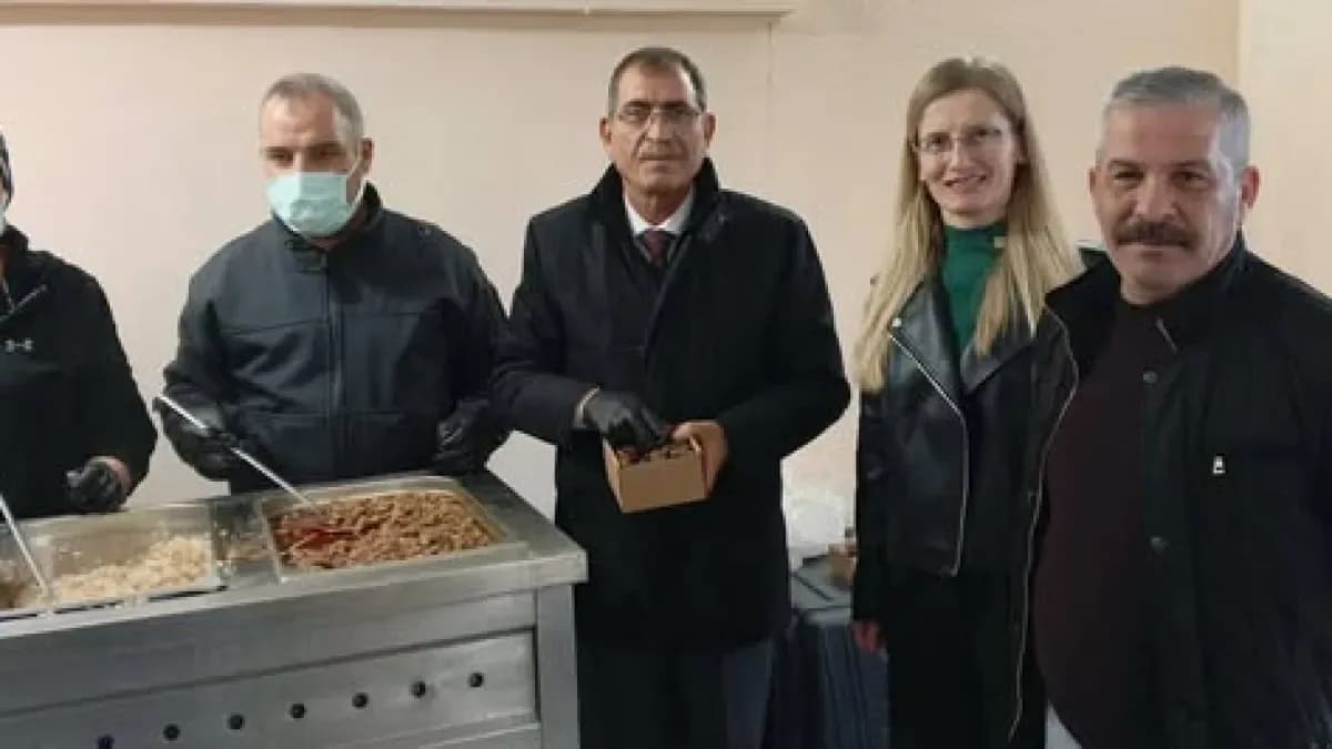 CHP Etimesgut İlçe Başkanlığı ve Belediye Başkanı Erdal Beşikçioğlu, Ayyıldız Mahallesi'nde Toplumsal Dayanışma Sofrası Kurdu