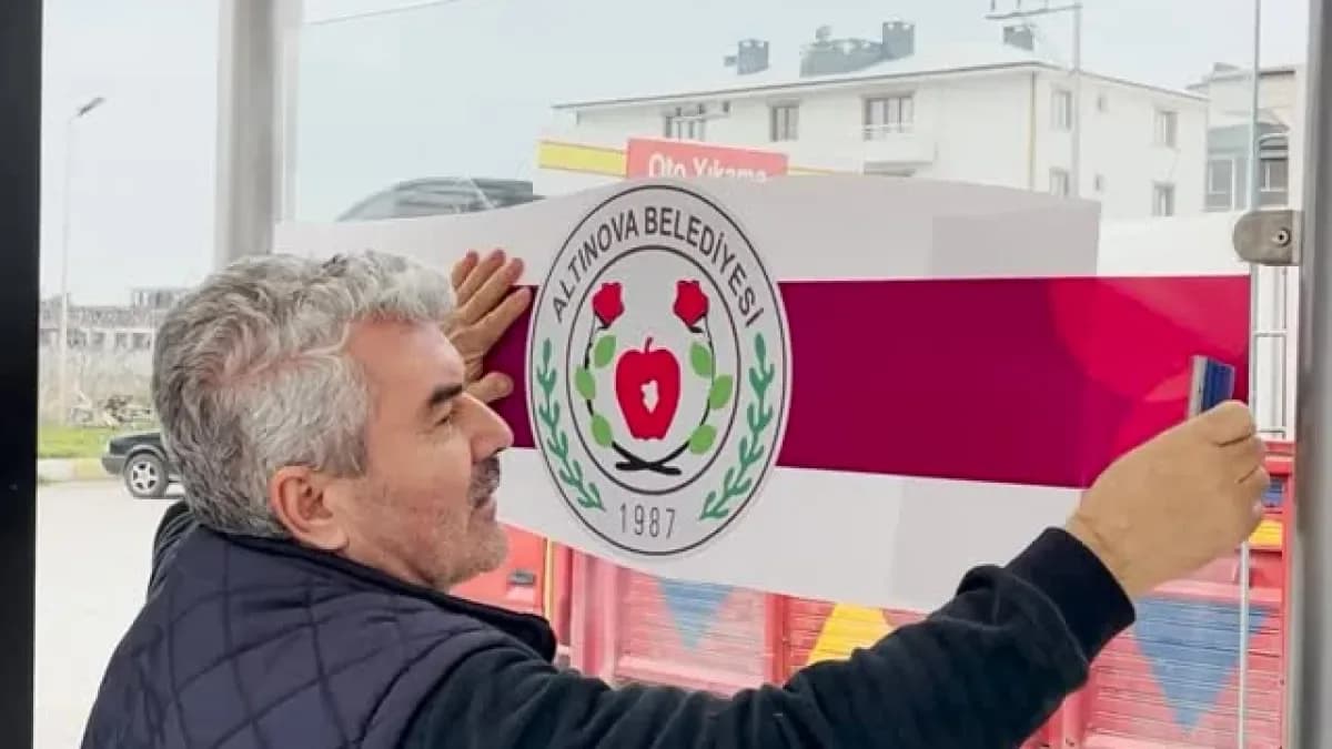 Altınova'da Duraklar Modern Yüzüne Kavuştu: Bekleme Alanları Yenilendi Altınova'da Duraklar Modern Yüzüne Kavuştu: Bekleme Alanları Yenilendi