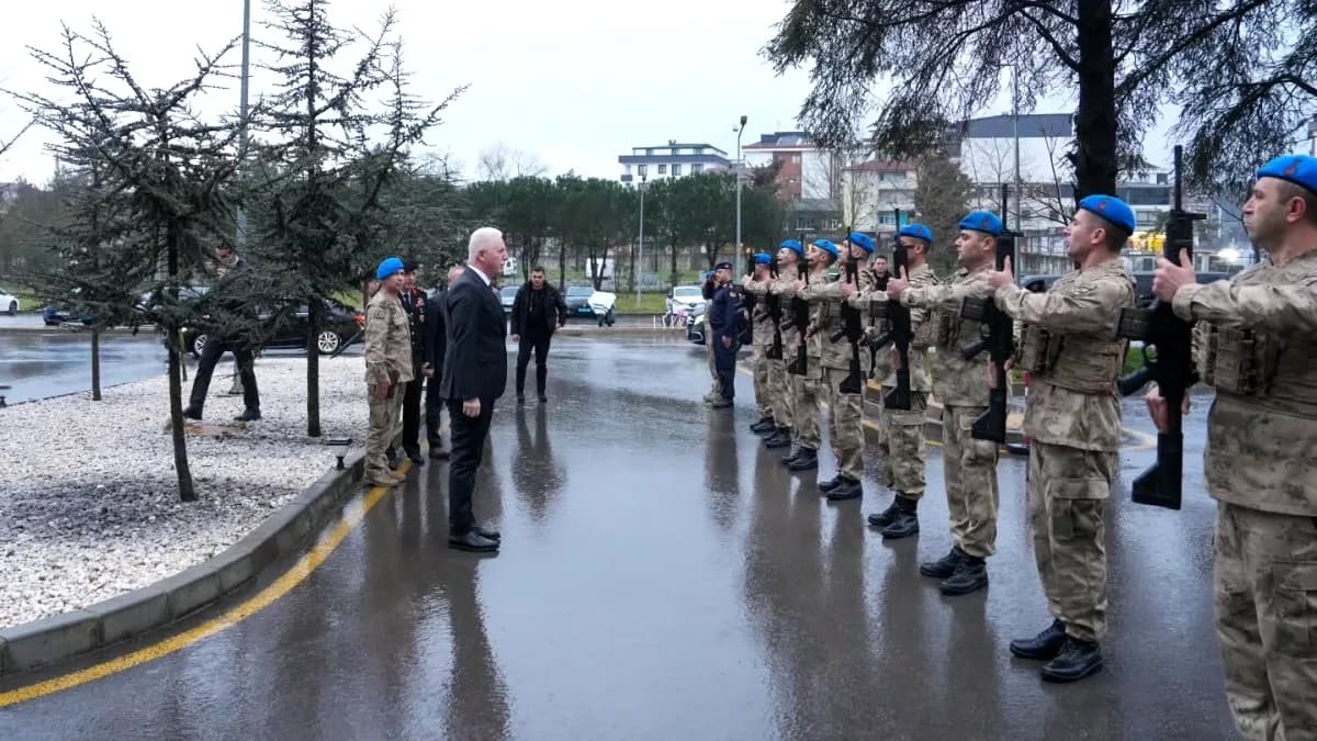 İstanbul Valisi Davut Gül, Bayramın İlk Gününde Jandarma Komandolarını Ziyaret Etti