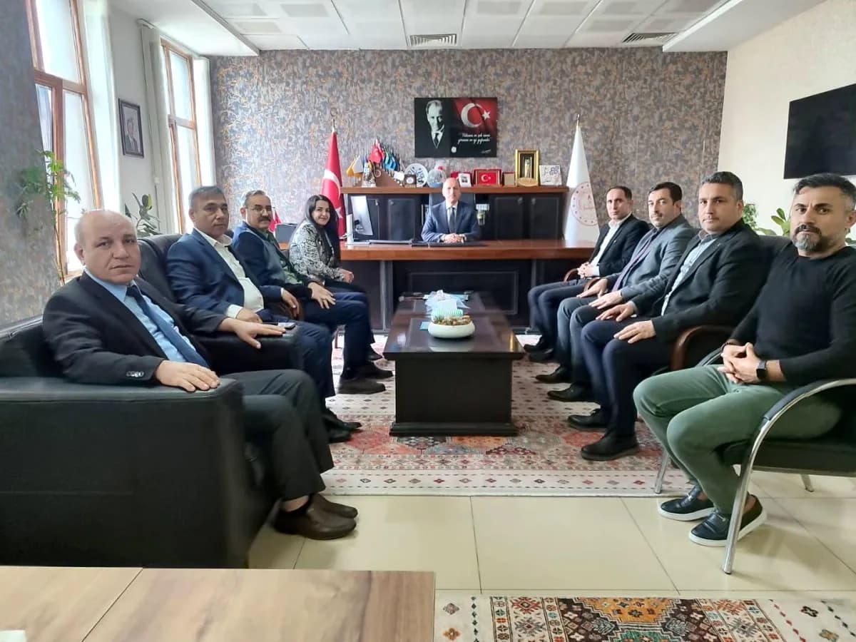 Sendika Temsilcileri Eğitim Müdürünü Ziyaret Etti Sendika Temsilcileri Eğitim Müdürünü Ziyaret Etti
