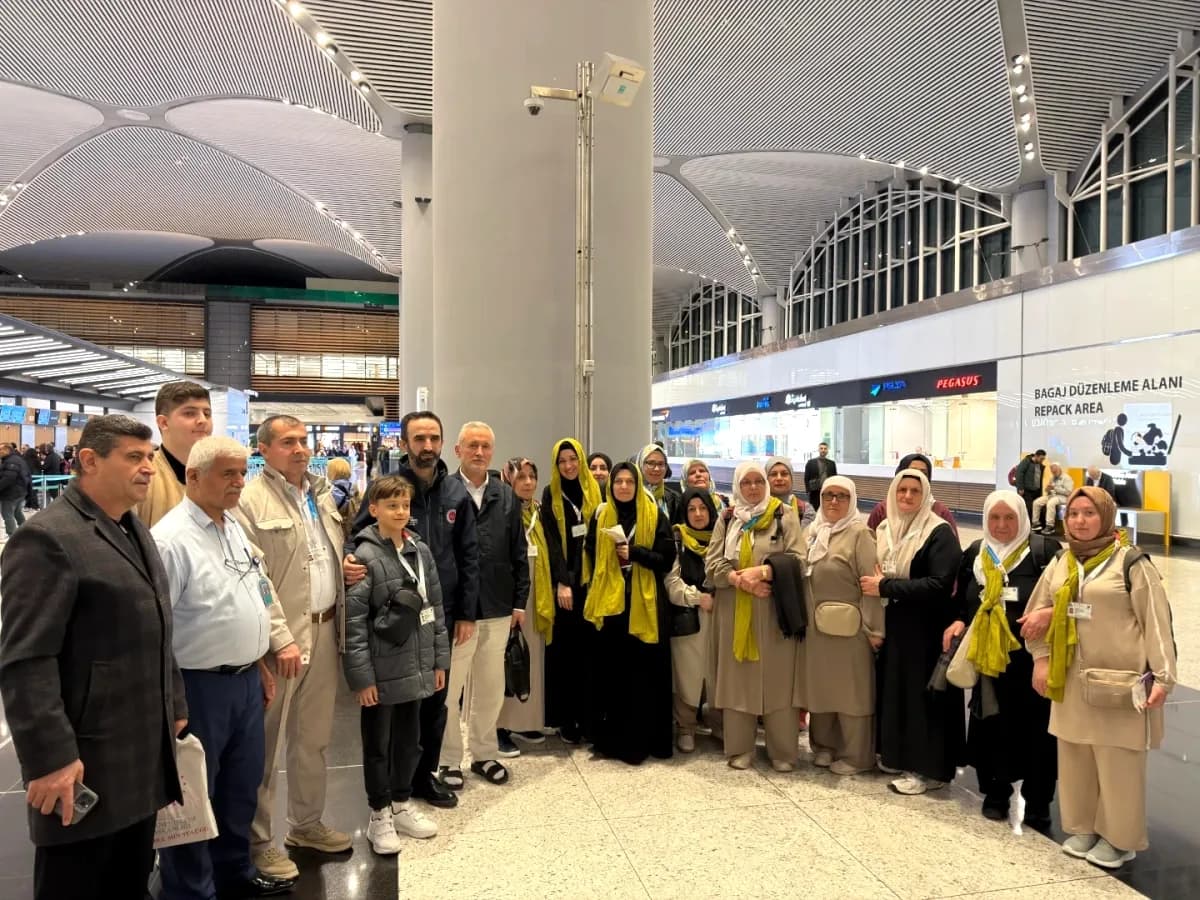 Çatalca'dan Umre Kafilesi Gözyaşlarıyla Uğurlandı Çatalca'dan Umre Kafilesi Gözyaşlarıyla Uğurlandı