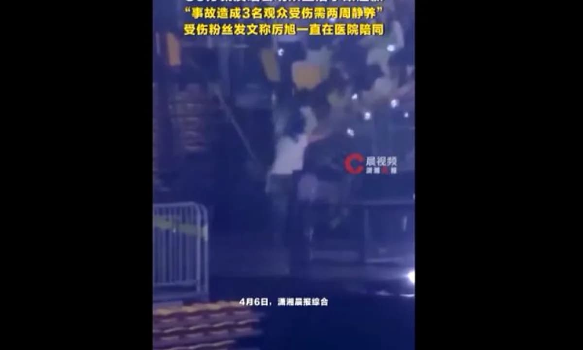 Seul'de K-Pop Fırtınası: SuperJunior Konserinde Sahne Bariyeri Çöktü, 3 Hayran Yaralı Seul'de K-Pop Fırtınası: SuperJunior Konserinde Sahne Bariyeri Çöktü, 3 Hayran Yaralı