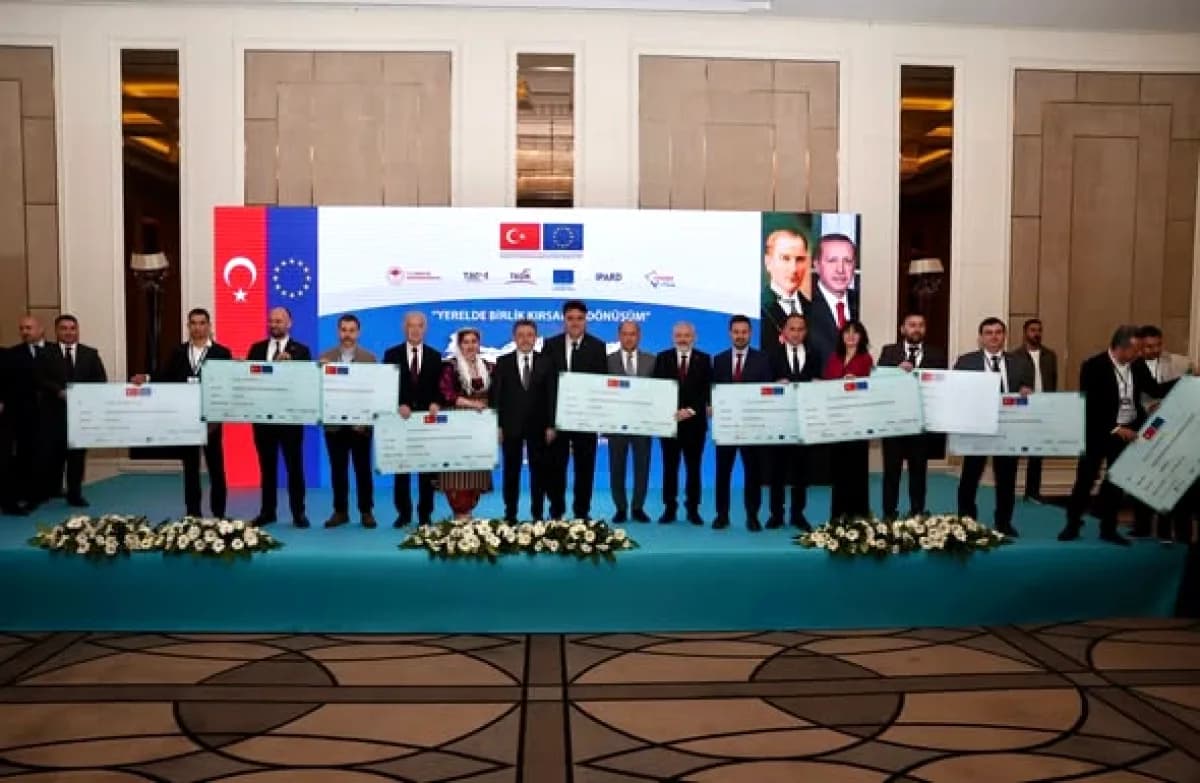 155 Yerel Eylem Grubu'na 35 Milyon Avro! Bakan Yumaklı'dan Ankara'da Temsili Çek 155 Yerel Eylem Grubu'na 35 Milyon Avro! Bakan Yumaklı'dan Ankara'da Temsili Çek