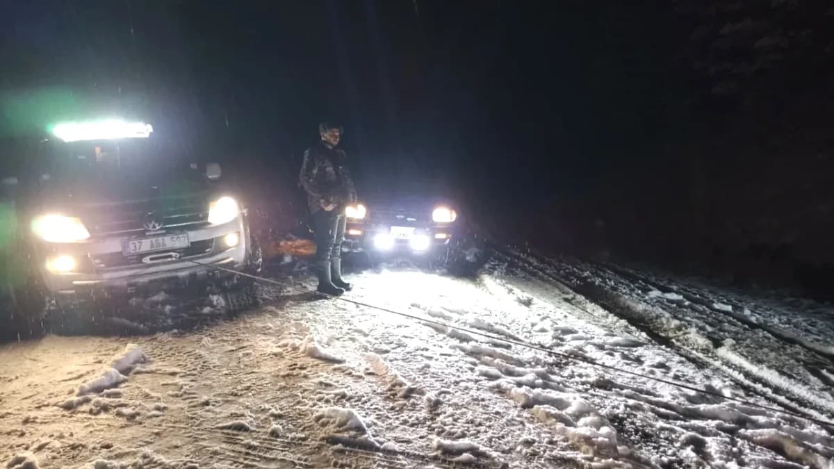 Kastamonu-Tosya Karayolunda Nisan Karı: Trafik Durma Noktasına Geldi Kastamonu-Tosya Karayolunda Nisan Karı: Trafik Durma Noktasına Geldi