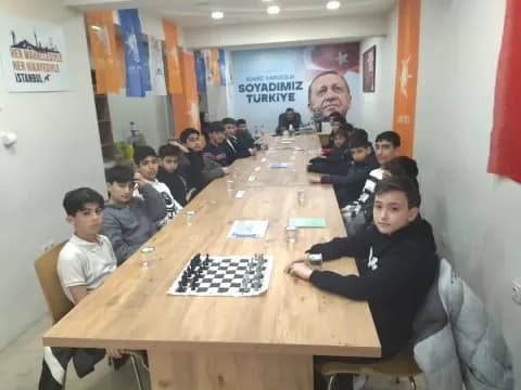 Gaziosmanpaşa'da Gençler Satranç ve Futbolla Buluştu