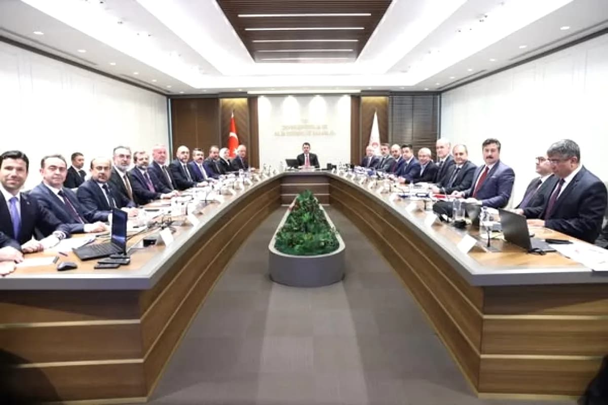 Bursa'nın Gelecek Vizyonu İçin Kritik Ziyaret: Bakan Kurum ve Yerel Yönetimler Masaya Yatırdı Bursa'nın Gelecek Vizyonu İçin Kritik Ziyaret: Bakan Kurum ve Yerel Yönetimler Masaya Yatırdı