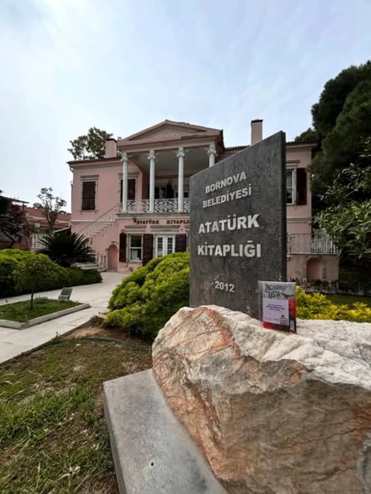 Bornova'da Kitap Paylaşım Kültürü: Kitaplar Elden Ele Dolaşıyor Bornova'da Kitap Paylaşım Kültürü: Kitaplar Elden Ele Dolaşıyor