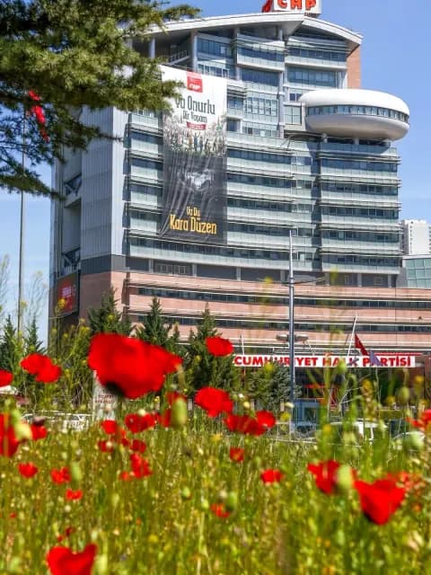 Gökan Zeybek'ten 1 Mayıs Mesajı: "Ya Onurlu Bir Yaşam"